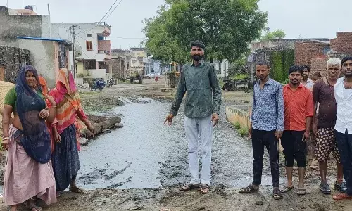 मांडल के माली खेड़ा गांव में सड़क निर्माण में देरी, बरसाती पानी जमा होने से  झेल रहे परेशानी, ग्रामीणों में आक्रोश, जाम की दी चेतावनी