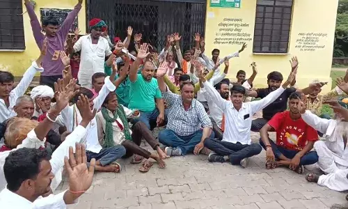 जनसुनवाई बनी तमाशा न अधिकारी पहुंचे न ही माइंस के लिए आवेदन करने वाले जनसुनवाई बनी तमाशा न अधिकारी पहुंचे न ही माइंस के लिए आवेदन करने वाले