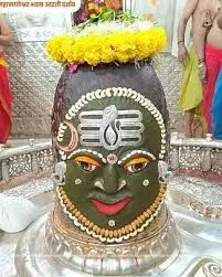 त्रिपुंड और रुद्राक्ष की माला पहनकर सजे बाबा महाकाल, भस्म आरती में हुए दिव्य स्वरूप के दर्शन त्रिपुंड और रुद्राक्ष की माला पहनकर सजे बाबा महाकाल, भस्म आरती में हुए दिव्य स्वरूप के दर्शन