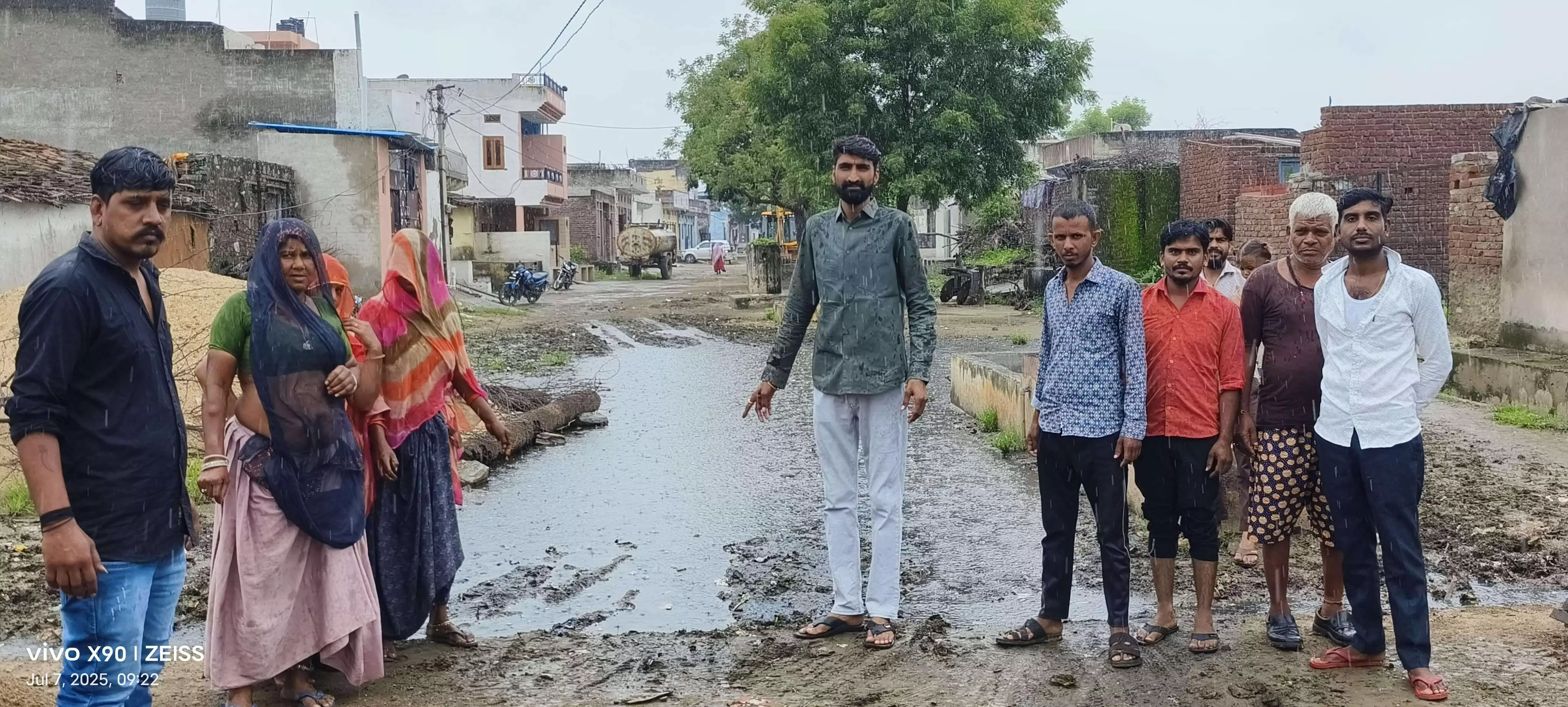 मांडल के माली खेड़ा गांव में सड़क निर्माण में देरी, बरसाती पानी जमा होने से  झेल रहे परेशानी, ग्रामीणों में आक्रोश, जाम की दी चेतावनी