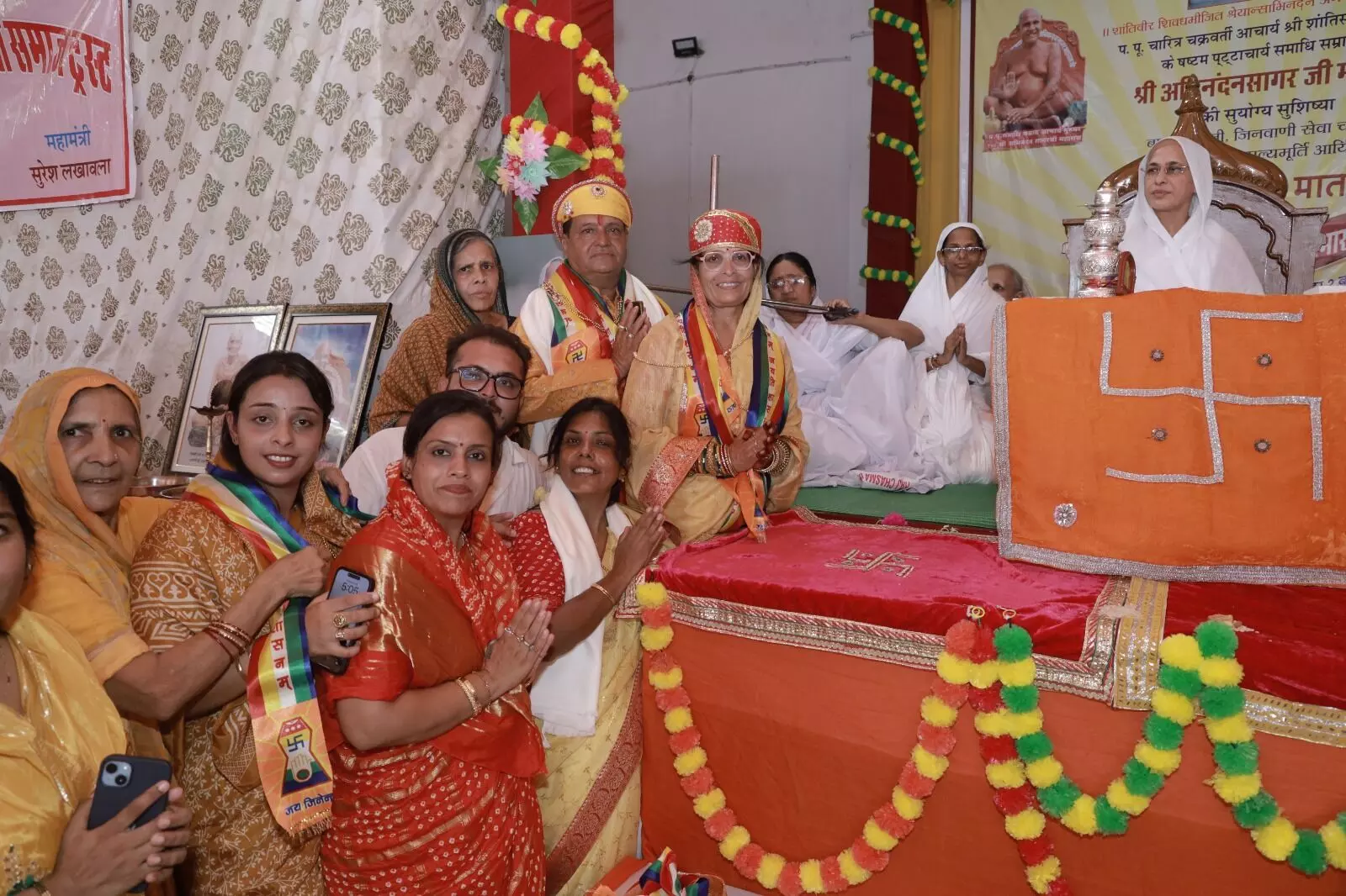 आयड़ मंदिर में चातुर्मास कलश स्थापना दिवस पर मुख्य यजमानों ने ली बोलियां आयड़ मंदिर में चातुर्मास कलश स्थापना दिवस पर मुख्य यजमानों ने ली बोलियां