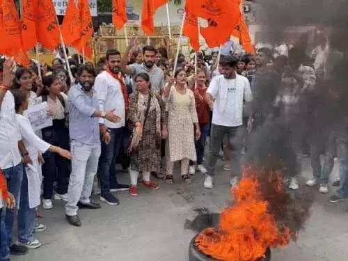 अजमेर में ABVP और पुलिस में झड़प: छात्राओं का हॉस्टल की मांग पर प्रदर्शन, टायर जलाए