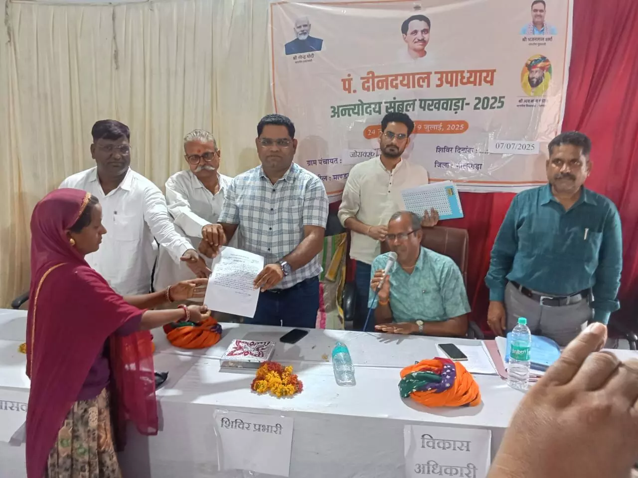 पंचायत और अधिकारियों के दस साल से चक्कर लगा रही परितक्ता को अब जाकर प़माण पत्र मिला तो आँखों मे छल के उठी ख़ुशी पंचायत और अधिकारियों के दस साल से चक्कर लगा रही परितक्ता को अब जाकर प़माण पत्र मिला तो आँखों मे छल के उठी ख़ुशी