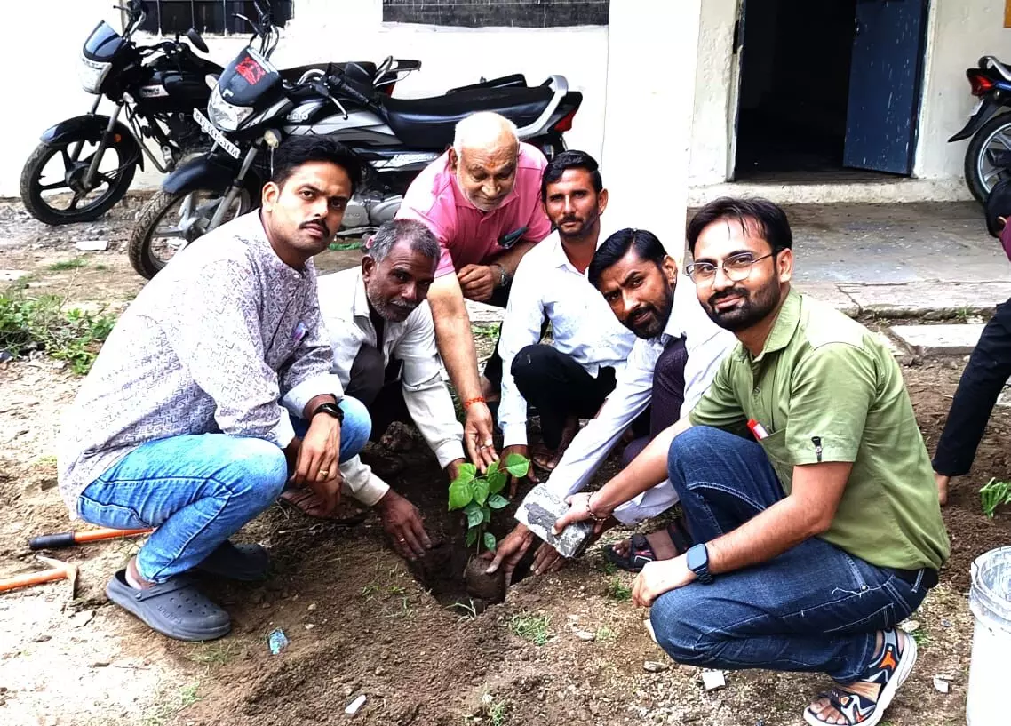 विद्यालय प्रांगण में पौधारोपण कर सुरक्षा की ली शपथ