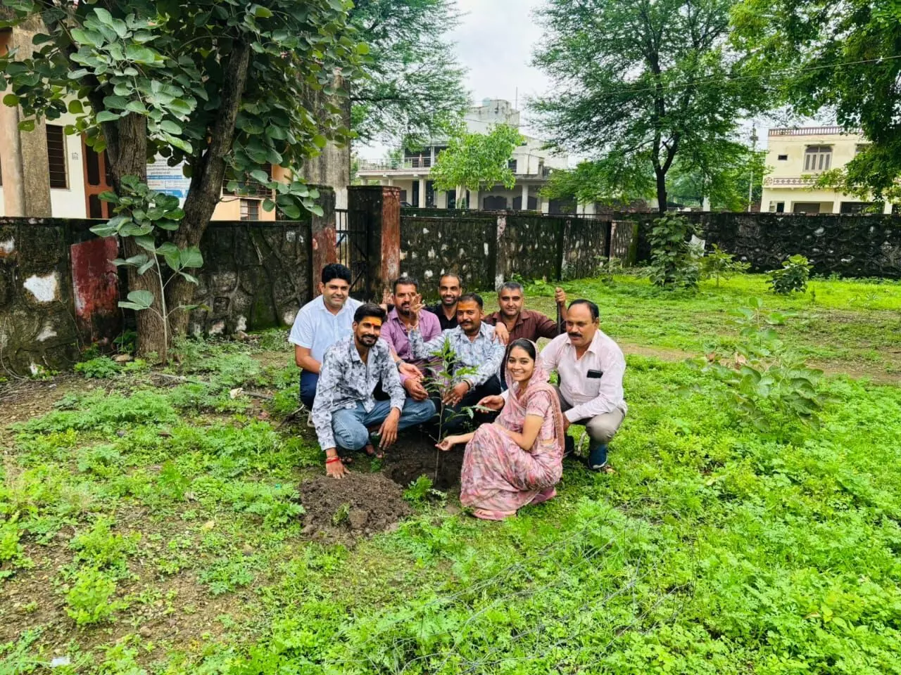पौधारोपण  किया