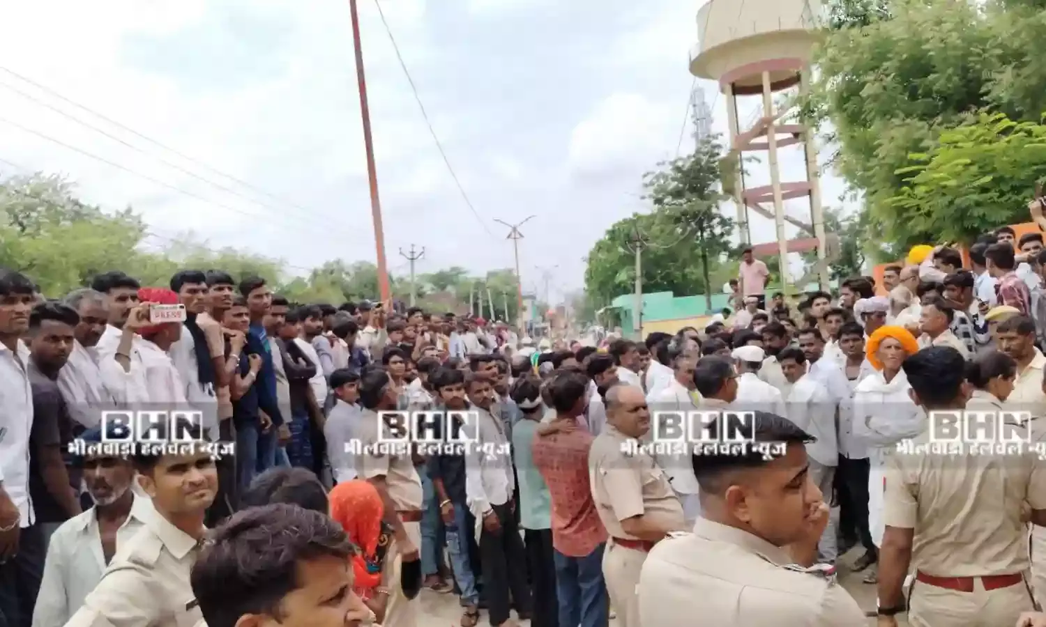 हाईकोर्ट के आदेश के बाद पदग्रहण को पहुंची सरपंच/प्रशासक, पंचायत भवन मिला ताले में बंद