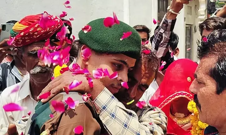 फौजी की ड्रेस में देख पिता ने लगाया गले,आंसू से झलकी आंखे फौजी की ड्रेस में देख पिता ने लगाया गले,आंसू से झलकी आंखे