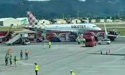 रनवे पर दौड़टा व्यक्ति विमान के इंजन की चपेट में ,तला बड़ा हादसा , विमान में थे166 लोग सवार रनवे पर दौड़टा व्यक्ति विमान के इंजन की चपेट में ,तला बड़ा हादसा , विमान में थे166 लोग सवार