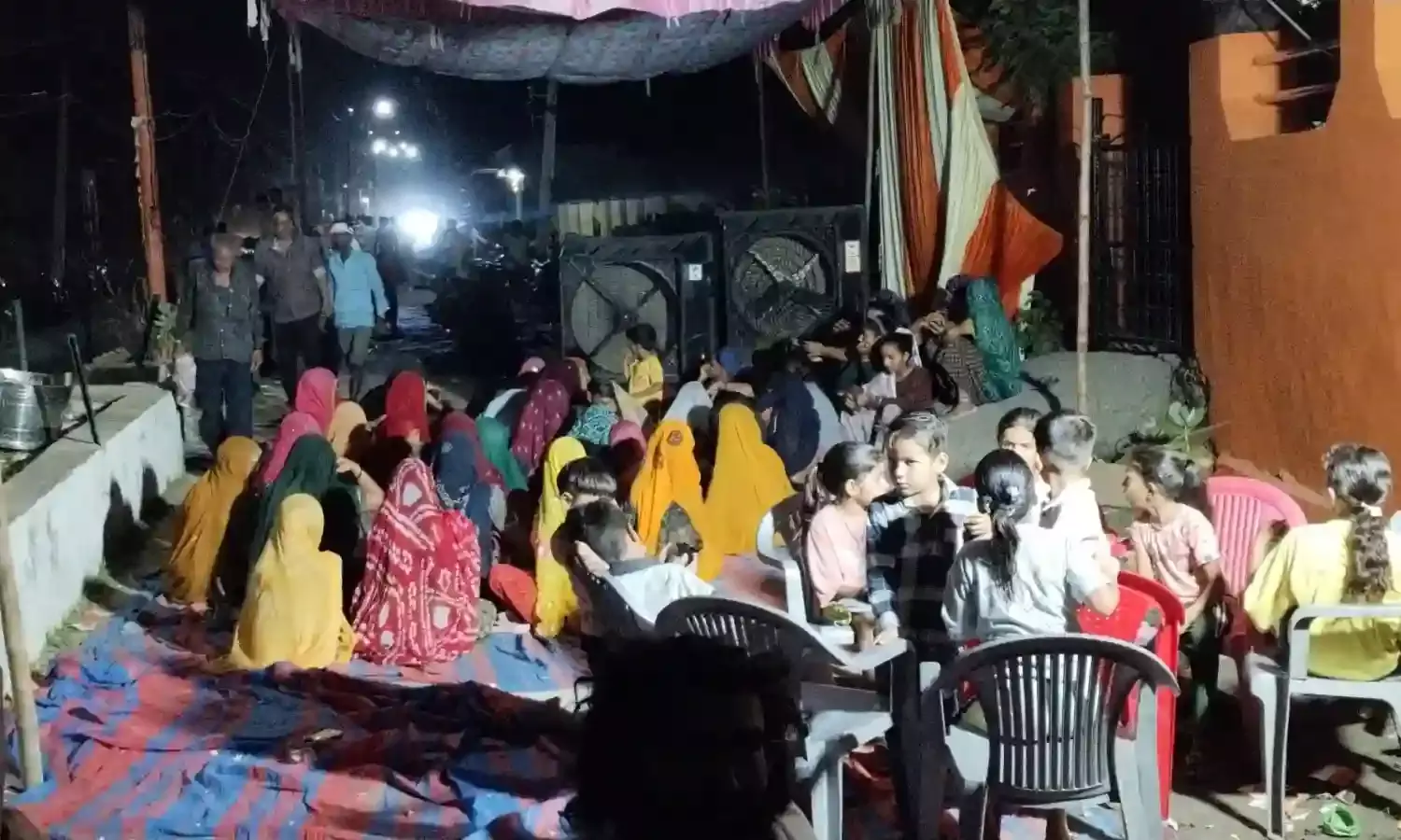 पंडेर ग्राम पंचायत में महिलाओं का धरना जारी, भजन-कीर्तन और भोजन की व्यवस्था