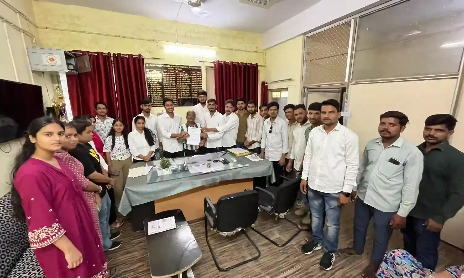 राजकीय महाविद्यालय निंबाहेड़ा में छात्र सहायता केंद्र की अनुमति को लेकर एनएसयूआई ने उठाई आवाज, उच्च शिक्षा मंत्री को सौंपा ज्ञापन