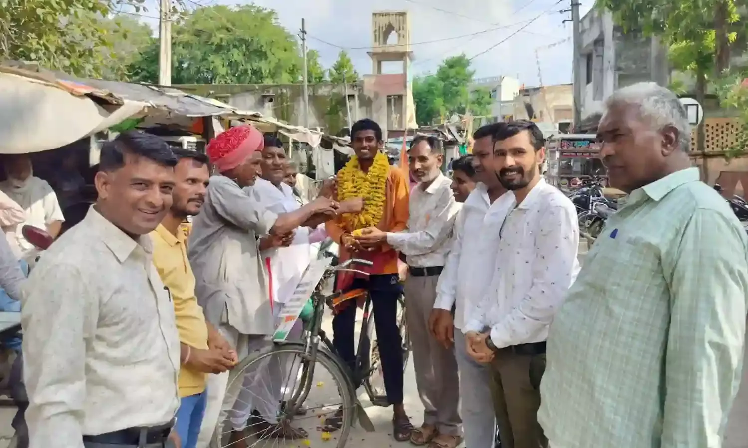 राम भक्त निखिल का रायपुर बस स्टैंड पर पुष्प वर्षा से किया स्वागत राम भक्त निखिल का रायपुर बस स्टैंड पर पुष्प वर्षा से किया स्वागत