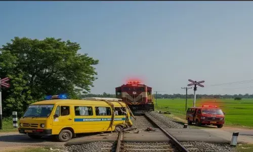 तमिलनाडु में रेलवे लाइन क्रॉस कर रही स्कूल बस को ट्रेन ने मारी टक्कर, 3 छात्रों  की मौत; कई घायल