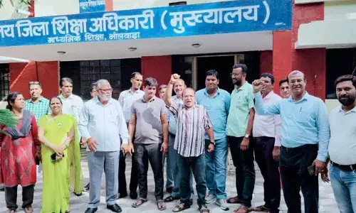 कर्मचारियों ने आदेशों के विरोध में काली पट्टी बाँध कर किया आक्रोश प्रकट