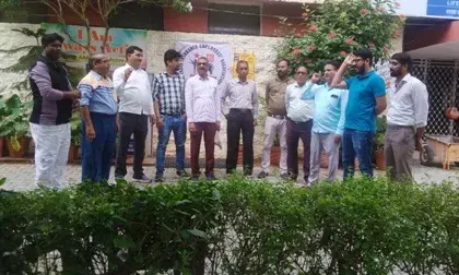 एल.आई.सी. कर्मचारियों ने क‍िया प्रदर्शन, हड़ताल की चेतावनी