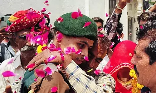 फौजी की ड्रेस में देख पिता ने लगाया गले,आंसू से झलकी आंखे