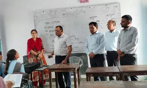 सरकारी विद्यालय निजी विद्यालयों की अपेक्षा किसी भी सूरत में कमजोर नहीं है - - बुनकर