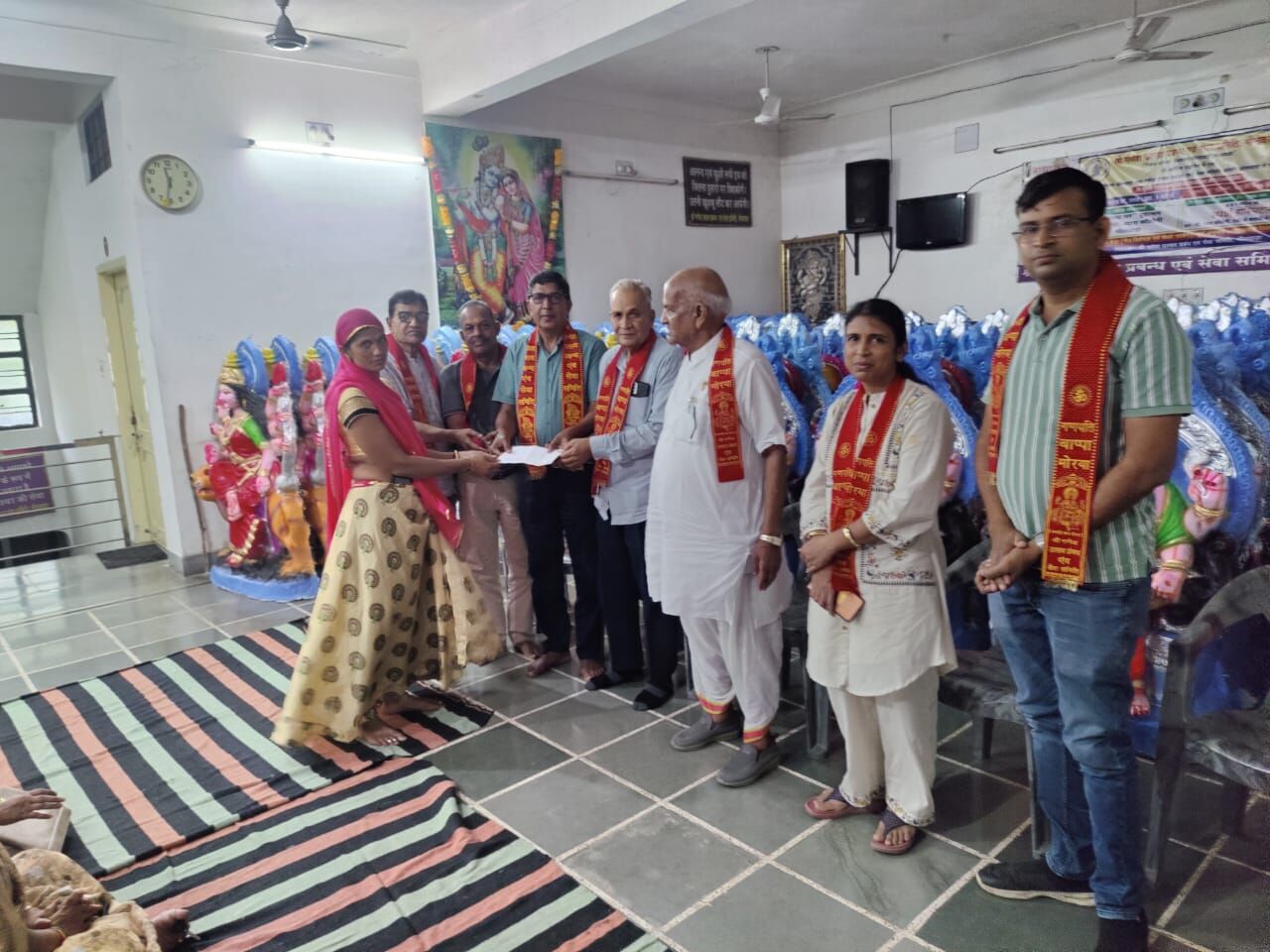 निर्धन सुगना को बच्चों की पढ़ाई के लिए आर्थिक सहयोग दिया