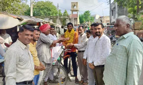 राम भक्त निखिल का रायपुर बस स्टैंड पर पुष्प वर्षा से किया स्वागत