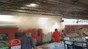 रेलवे कैरिज कारखाने में मेंटेनेंस के दौरान एसी कोच में लगी आग, बड़ा हादसा टला
