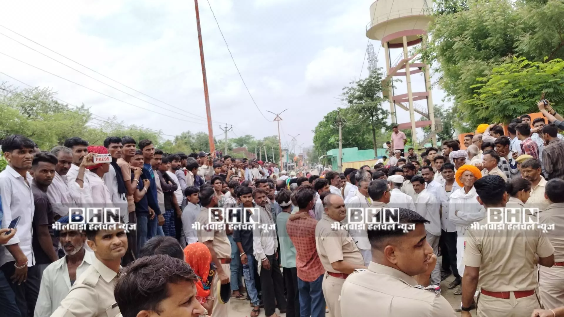 हाईकोर्ट के आदेश के बाद पदग्रहण को पहुंची सरपंच/प्रशासक, पंचायत भवन मिला ताले में बंद हाईकोर्ट के आदेश के बाद पदग्रहण को पहुंची सरपंच/प्रशासक, पंचायत भवन मिला ताले में बंद