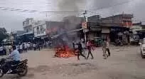 डूंगला मन्दिर में तोड़फोड़, बस स्टैंड पर टायर जलाए, प्रदर्शन जारी...!