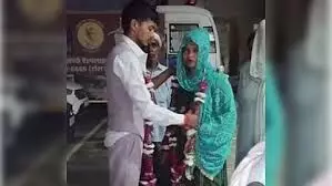 डीजे, डांस और दूल्हा-बरातियों की पिटाई... दूल्हे ने शादी से किया इन्कार, दुल्हन को बुलाया अस्पताल,बुजुर्गों ने कराई सुलह,अस्पताल में लिए सात फेरे डीजे, डांस और दूल्हा-बरातियों की पिटाई... दूल्हे ने शादी से किया इन्कार, दुल्हन को बुलाया अस्पताल,बुजुर्गों ने कराई सुलह,अस्पताल में लिए सात फेरे