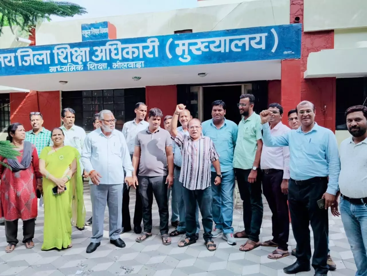 शिक्षा विभागीय कर्मचारियों ने आदेशों के विरोध में बांधी काली पट्टी, जताया आक्रोश शिक्षा विभागीय कर्मचारियों ने आदेशों के विरोध में बांधी काली पट्टी, जताया आक्रोश