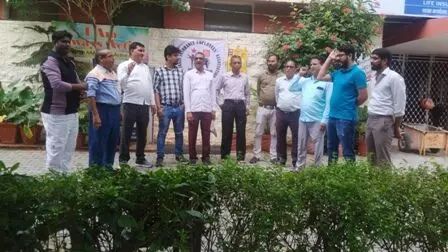 एल.आई.सी. कर्मचारियों ने किया प्रदर्शन, हड़ताल की चेतावनी एल.आई.सी. कर्मचारियों ने किया प्रदर्शन, हड़ताल की चेतावनी