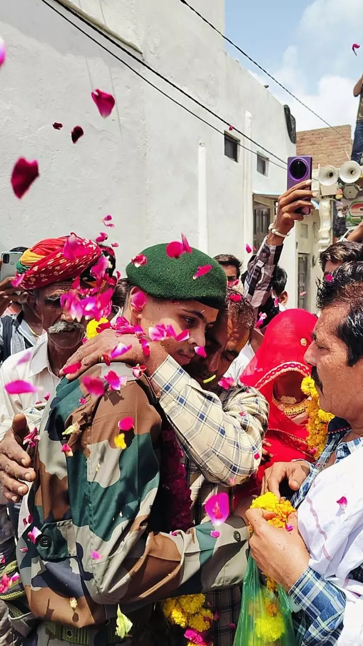 फौजी की ड्रेस में देख पिता ने लगाया गले,आंसू से झलकी आंखे फौजी की ड्रेस में देख पिता ने लगाया गले,आंसू से झलकी आंखे