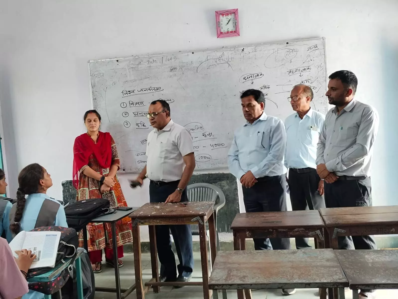 सरकारी विद्यालय निजी विद्यालयों की अपेक्षा किसी भी सूरत में कमजोर नहीं है - - बुनकर