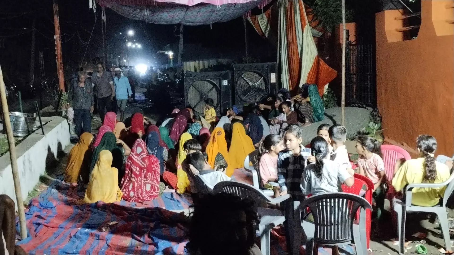 पंडेर ग्राम पंचायत में महिलाओं का धरना जारी, भजन-कीर्तन और भोजन की व्यवस्था पंडेर ग्राम पंचायत में महिलाओं का धरना जारी, भजन-कीर्तन और भोजन की व्यवस्था