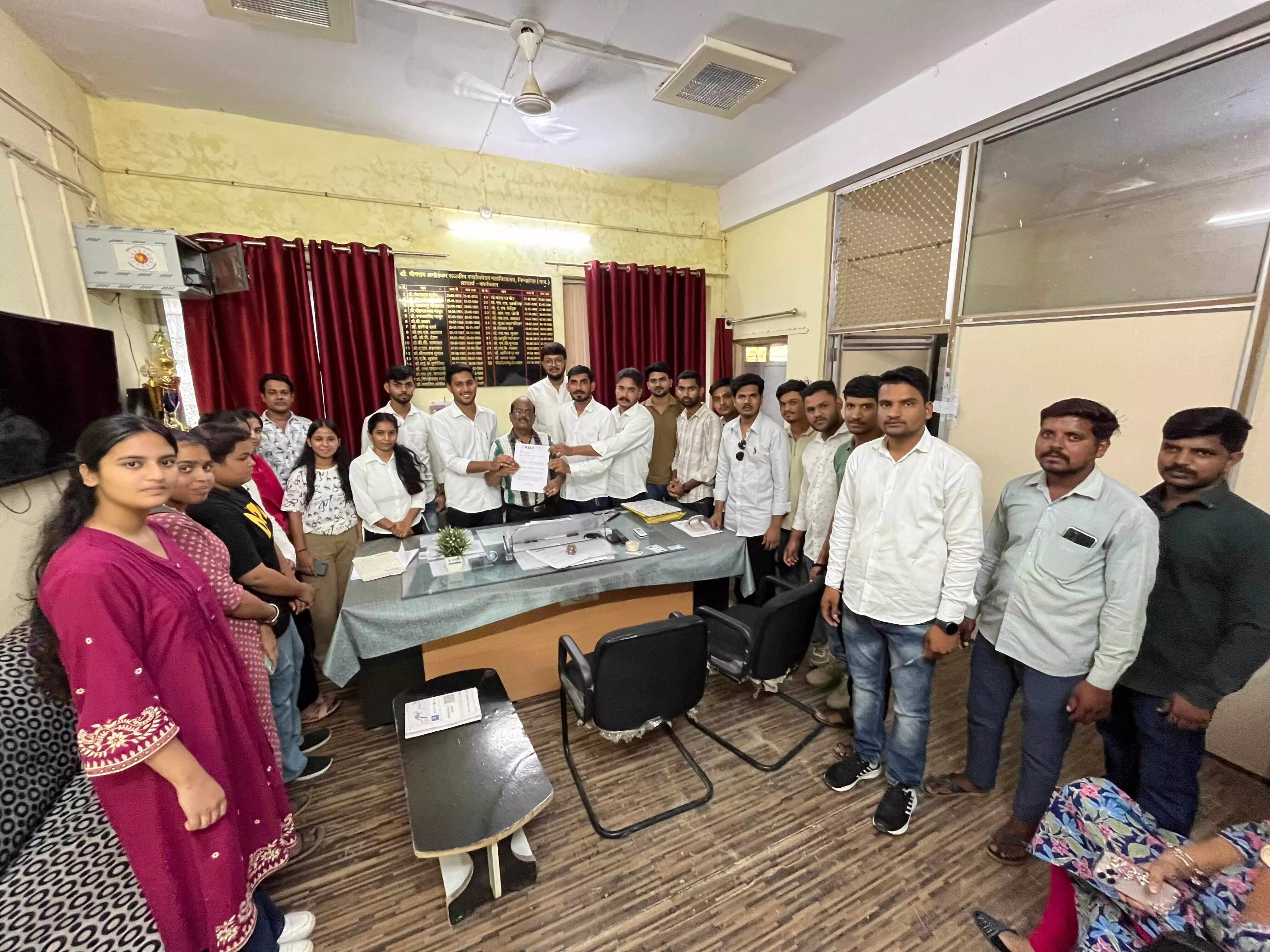 राजकीय महाविद्यालय निंबाहेड़ा में छात्र सहायता केंद्र की अनुमति को लेकर एनएसयूआई ने उठाई आवाज, उच्च शिक्षा मंत्री को सौंपा ज्ञापन राजकीय महाविद्यालय निंबाहेड़ा में छात्र सहायता केंद्र की अनुमति को लेकर एनएसयूआई ने उठाई आवाज, उच्च शिक्षा मंत्री को सौंपा ज्ञापन