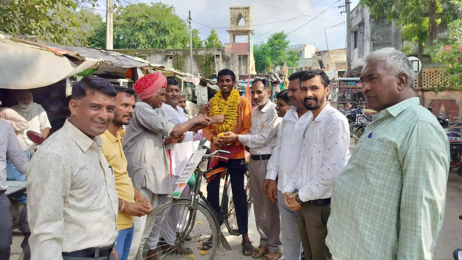 राम भक्त निखिल का रायपुर बस स्टैंड पर पुष्प वर्षा से किया स्वागत
