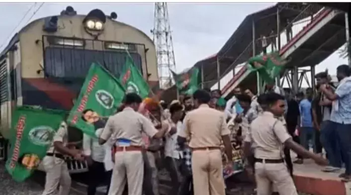 महागठबंधन ने पैंसेजर ट्रेन रोकी; कई जगहों पर सड़कें बंद, टायर फूंके