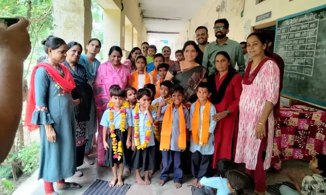 माल्यापर्ण कर किया नवप्रवेशी का स्वागत, दानदाताओं ने वितरित की स्टेशनरी किट