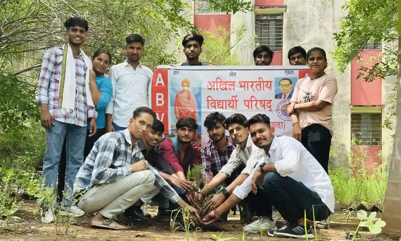 अखिल भारतीय विद्यार्थी परिषद के स्थापना दिवस पर एबीवीपी कार्यकताओं द्वारा व्रक्षारोपण ।