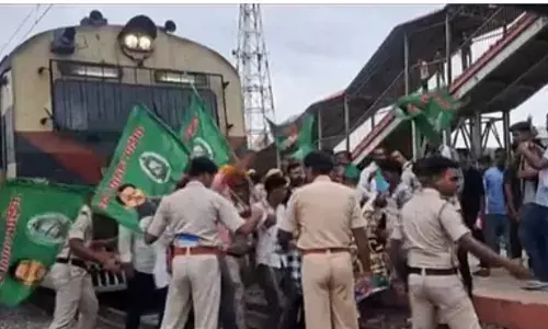 महागठबंधन ने पैंसेजर ट्रेन रोकी; कई जगहों पर सड़कें बंद, टायर फूंके महागठबंधन ने पैंसेजर ट्रेन रोकी; कई जगहों पर सड़कें बंद, टायर फूंके