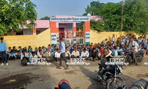 राजकीय उच्च माध्यमिक विद्यालय में विद्यार्थियों ने ग्राम वासियों के साथ की तालाबंदी