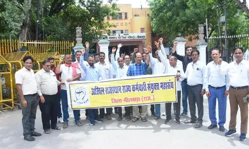 आरजीएचएस में कटौती और 11 सूत्री मांगों को लेकर राज्य कर्मचारियों ने किया प्रदर्शन