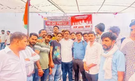 शहीद स्मारक पर पैरामेडिकलकर्मियों का एकदिवसीय धरना प्रदर्शन