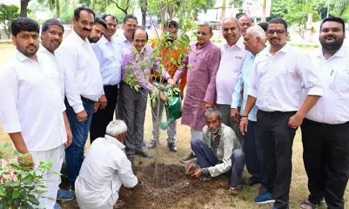 इन्टेक ने सर्किट हाउस में मोलश्री का पौधा रोपित किया