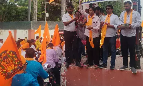 सिखवाल एकता मंच ने पुष्प वर्षा से किया भगवा रैली का भव्य स्वागत