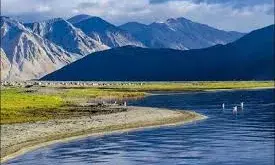 भारत की ये झीलें समय के साथ बदलती हैं अपना रंग