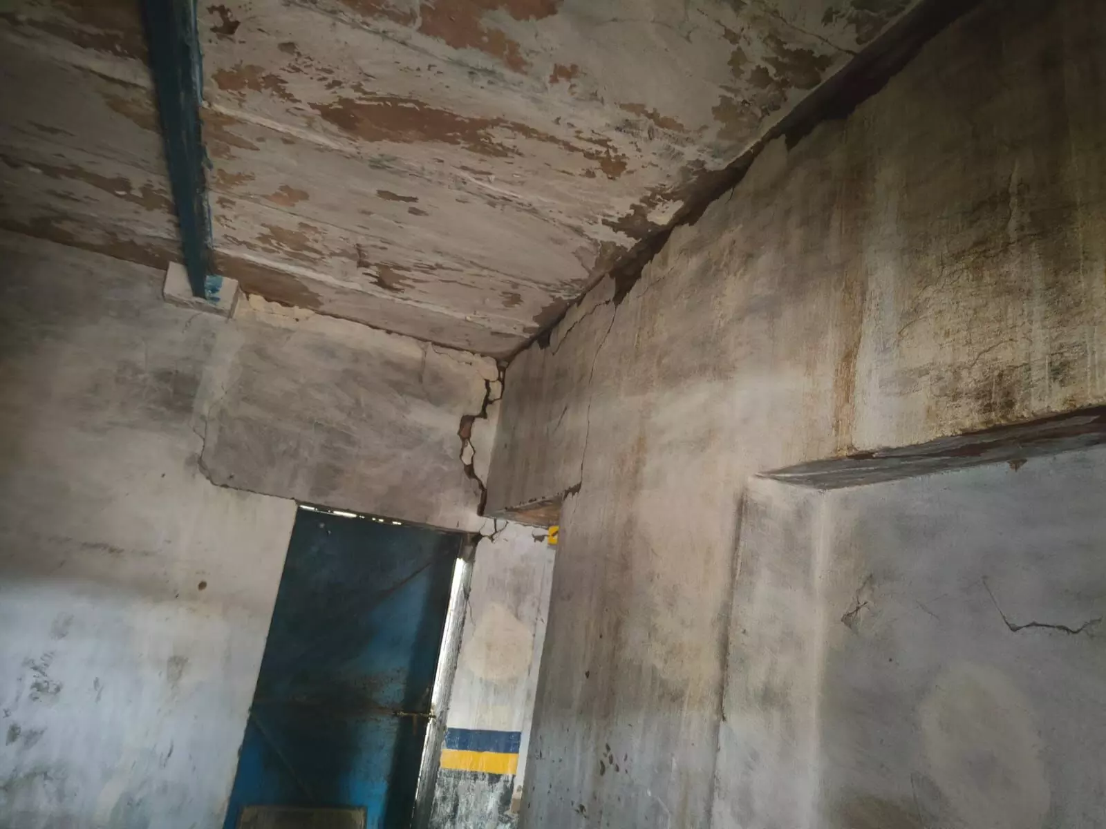 पुरा में 2 वर्ष से आंगनबाड़ी भवन क्षतिग्रस्त पुरा में 2 वर्ष से आंगनबाड़ी भवन क्षतिग्रस्त