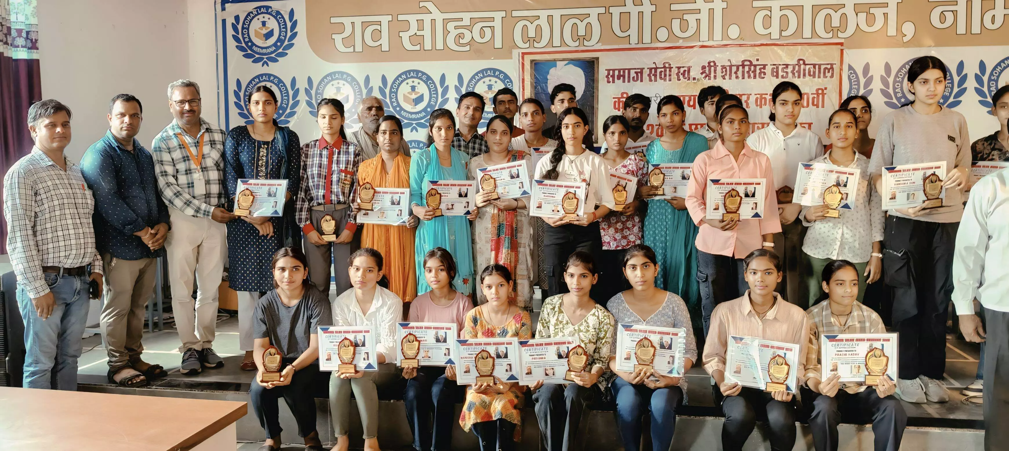 प्रतिभावान विद्यार्थियों का किया सम्मान प्रतिभावान विद्यार्थियों का किया सम्मान