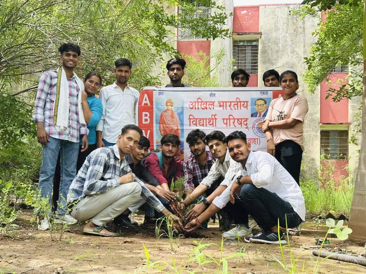 अखिल भारतीय विद्यार्थी परिषद के स्थापना दिवस पर एबीवीपी कार्यकताओं द्वारा व्रक्षारोपण ।