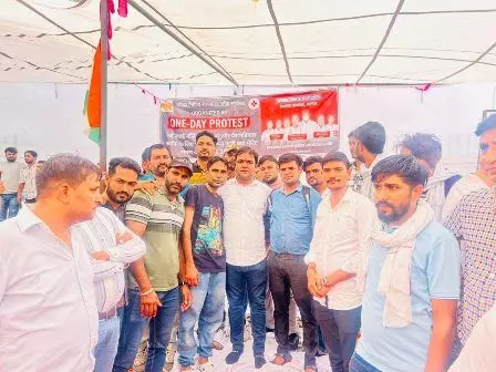 शहीद स्मारक पर पैरामेडिकलकर्मियों का एकदिवसीय धरना प्रदर्शन शहीद स्मारक पर पैरामेडिकलकर्मियों का एकदिवसीय धरना प्रदर्शन