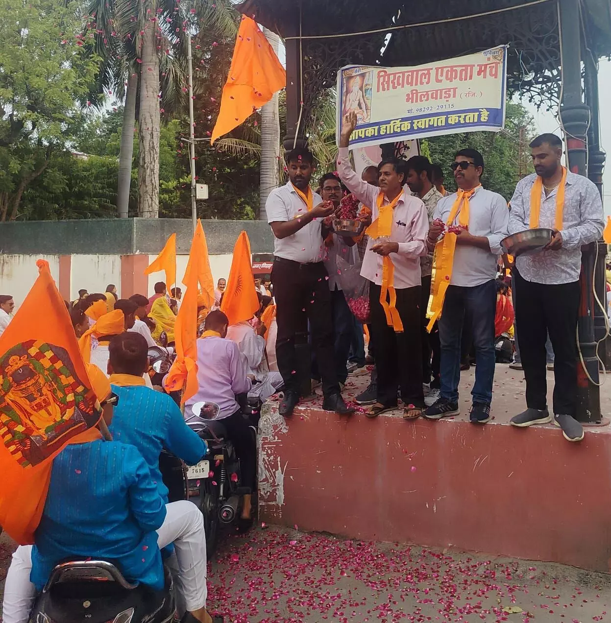 सिखवाल एकता मंच ने पुष्प वर्षा से किया भगवा रैली का भव्य स्वागत सिखवाल एकता मंच ने पुष्प वर्षा से किया भगवा रैली का भव्य स्वागत