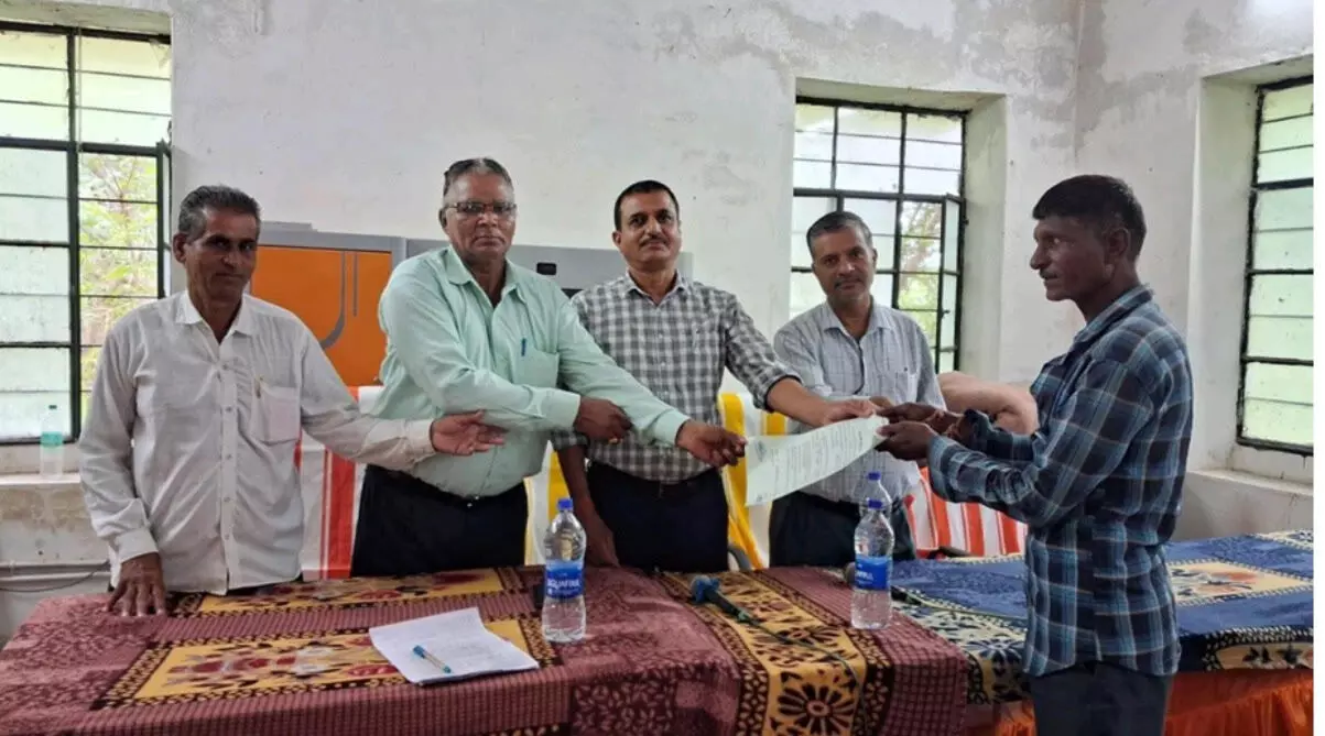 कागज़ मिले, अधिकार मिला – अब बेफिक्र हैं लालसिंह और गोपाल सिंह कागज़ मिले, अधिकार मिला – अब बेफिक्र हैं लालसिंह और गोपाल सिंह