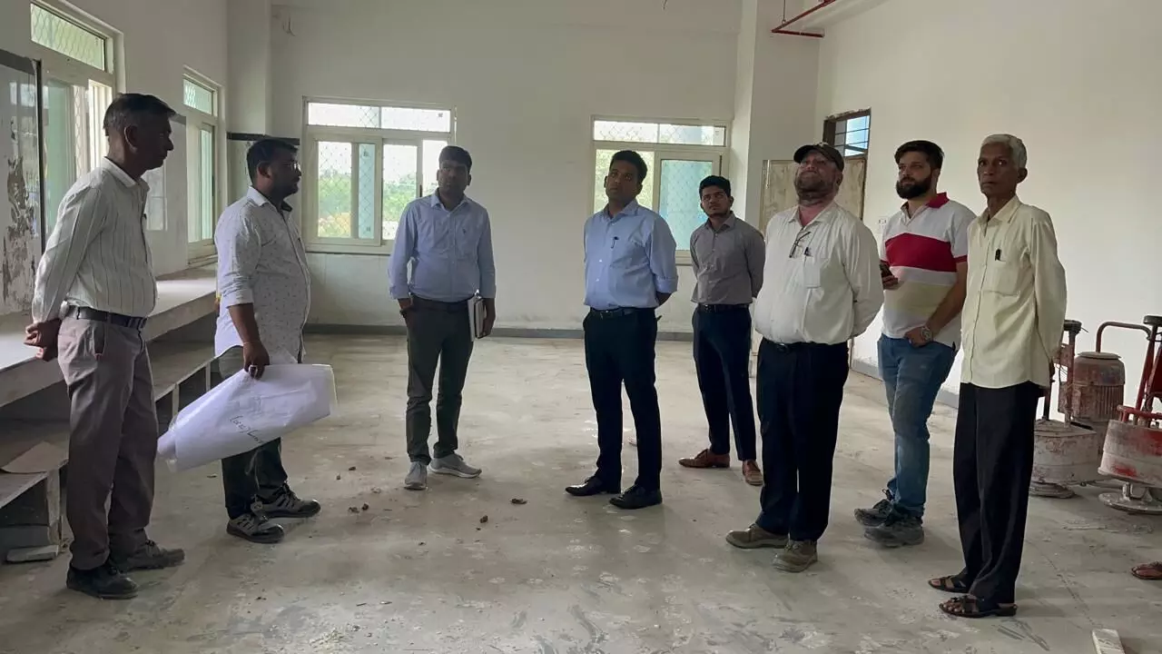 जिला कलक्टर आलोक रंजन ने मेडिकल कॉलेज परिसर में निर्माणाधीन नव-निर्मित चिकित्सालय का किया निरीक्षण — व्यवस्थाओं में और सुधार के दिए निर्देश